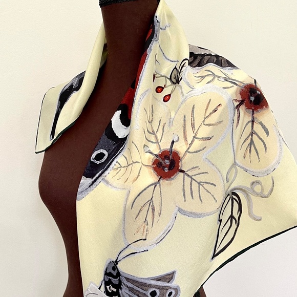 New Gucci Logo Kris Knight Butterfly Flora Yellow Silk Scarf with Gucci Box - Picture 6 of 12